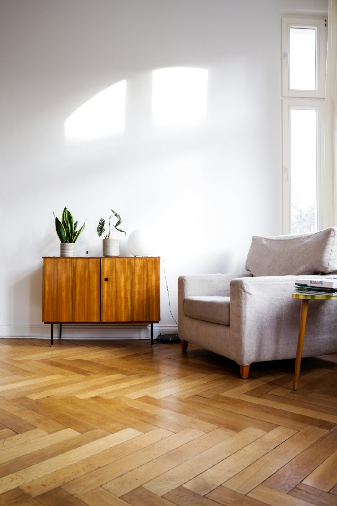 Minimalist interior design, wiht plants and sunrays. Photo by Beazy cofounder @elvira.nisman.
Available for rent for your next photoshoot or production via beazy.co.